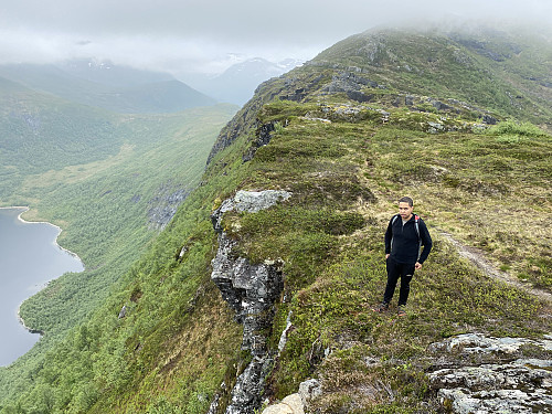 Bilde #17: På vei tilbake fra "Varden" til Stavneshornet N. Bratt fjellside herfra ned mot Dyrkornvatnet.