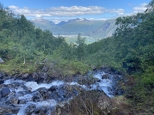 Bilde #2: Elva Oråa med Raumadalen og Åndalsnes i bakgrunnen. I det fjerne sees Skorgedalen med Skarven, Smørbotstinden og Kvasstinden.