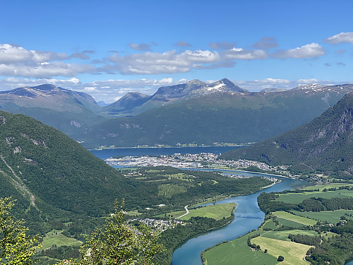 Bilde #5: Utsikt mot Åndalsnes fra nordryggen av Nonshaugen. (Og i bakgrunnen sees Skorgedalen i Rauma, med blant annet Skarven, Smørbotstinden og Kvasstinden).