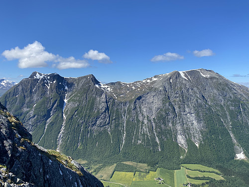 Bilde #6:Utsikt fra nordryggen på Nonshaugen mot Svartebotstinden, Brøttfonntinden, Ølmannstindane og Setnesfjellet. Isterdalen i forgrunnen.