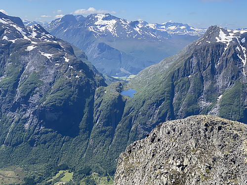 Bilde #10: Utsikt mot Karihaugen, Svartebotsvatnet og Svartebotstinden. Nede til høyre et utsiktspunkt litt nedenfor toppen på Nonshaugen.