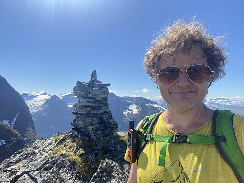 Bilde #14: På toppen av Soggefjellet (Sør-toppen). Alnestinden kan sees mellom Varden og fjellet Trollklørn.