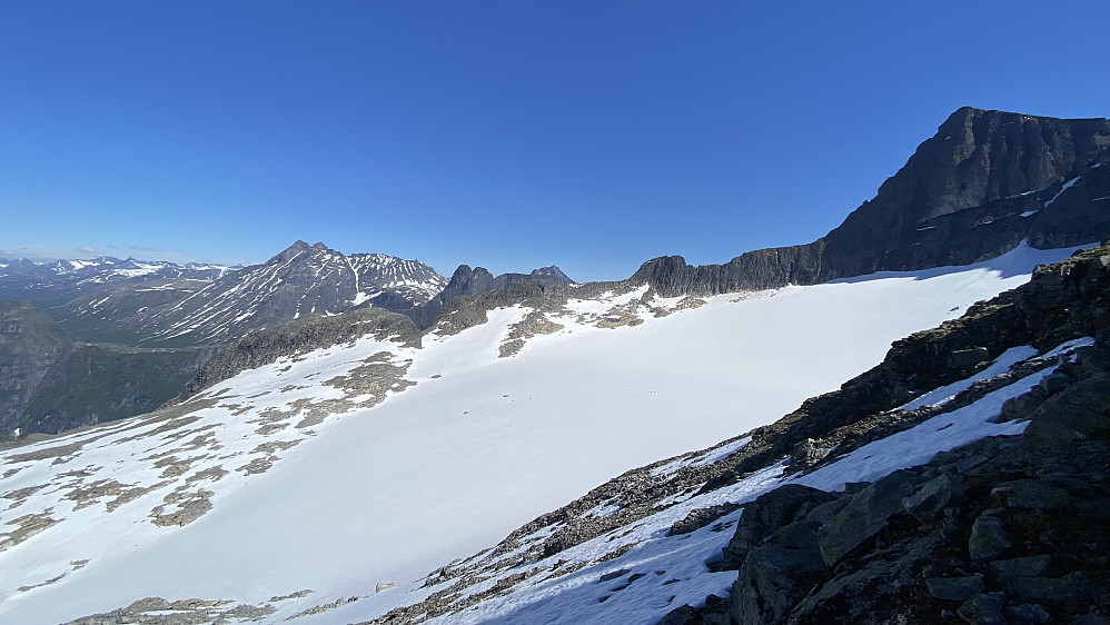 Bilde #15: Adelsbreen flankert av Adelsfjellet, Middagsbarna, Nordre Trolltind og Store Trolltind, og med Venjetindane og Romsdalshornet i bakgrunnen.