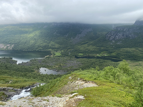 Bilde #13: Utsikt fra Giklingdalen mot Renndølsetra (til venstre) og Innerdalshytte-tunet (til høyre).