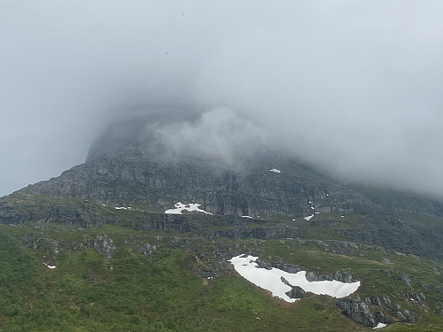 Bilde #15: Innerdalstårnet stakk fortsatt opp i tåkehavet, mens Giklingedalen lå godt under skydekket.