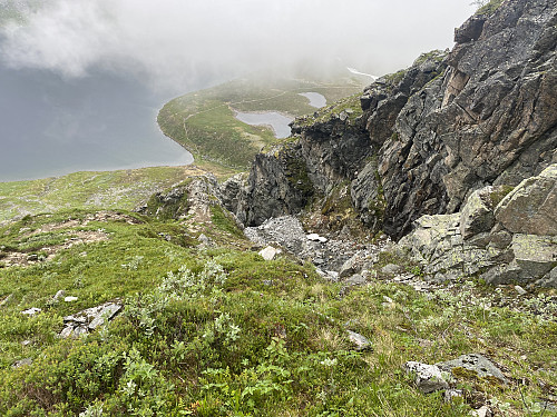 Bilde #17: Utsikt fra oppstigingsrenna ned igjen mot Giklingdalen og Storvatnet.