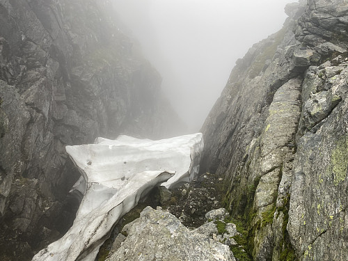 Bilde #21: Snø i renna ned på andre sida av skaret mellom Tårnfjellet og Innerdalstårnet. Nedover denne veien skal vi altså ikke...