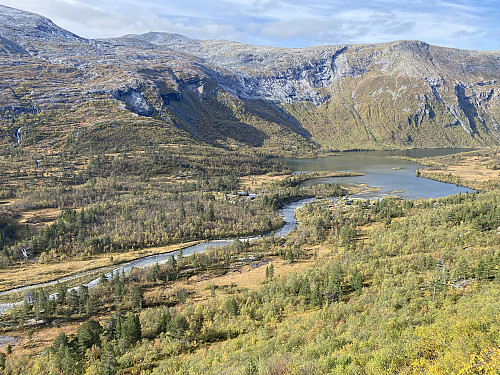 Bilde #1: Utsikt over Reindalen mot Reindalsetra [710 m.o.h.] og Langvatnet [699 m.o.h.]. Her er jeg på veg opp til Øvre Reindalen, en hengedal på nordsida av Reindalen.