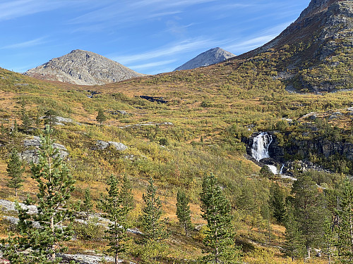 Bilde #3: Tverrelva på vei ned i Reindalen fra Øvre Reindalen. Fjellene i bakgrunnen er Illstigfjellet [1882 m.o.h.] og Småkoppegga [1721 m.o.h.].