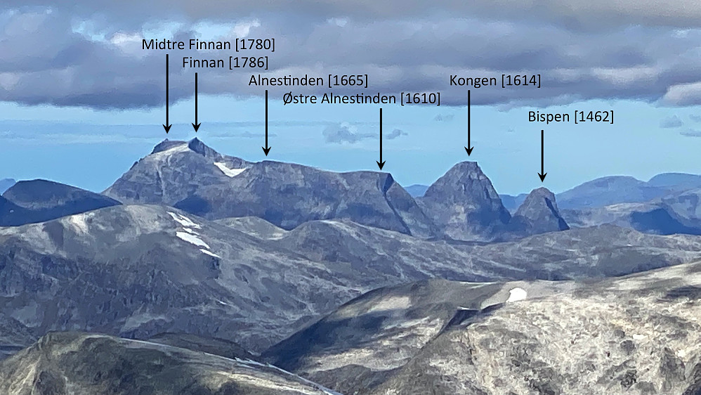 Bilde #21: Utsikt fra Pyttegga mot fjella i Romsdalen; på dette bildet sees Finnan, Alnestinden, Kongen og Bispen.