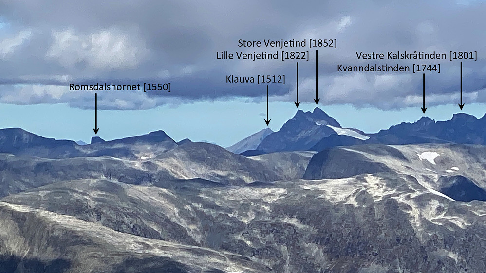 Bilde #23: Utsikt fra Pyttegga mot flere tinder i Romsdalen.