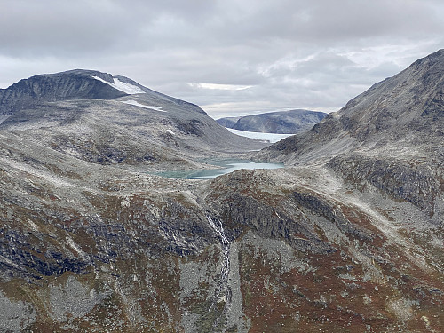 Bilde #39: Et grønt vatn [1330 m.o.h.] mellom Illstigfjellet [1880 m.o.h.] og Småkoppegga [1794 m.o.h.]. Midtre småkoppvatnet?