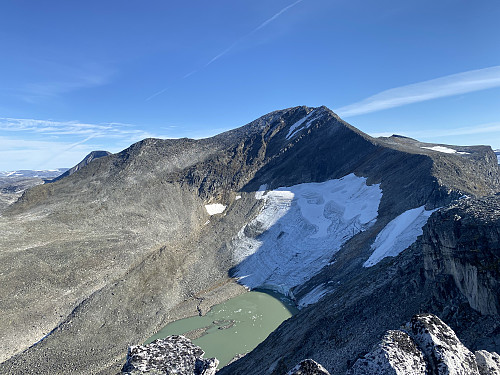 Bilde #14: Svartegga med det grønne vatnet på nordsida, og en isbre som kalver i vatnet. Vannet er en del av Svarteggvatnet.