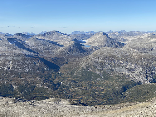 Bilde #24: Utsikt mot Øvre Reindalen samt Illstigfjellet [1882 m.o.h.] og Småkoppegga [1794 m.o.h.]. Langt i det fjerne sees Finnan og Trolltindan i Rauma.