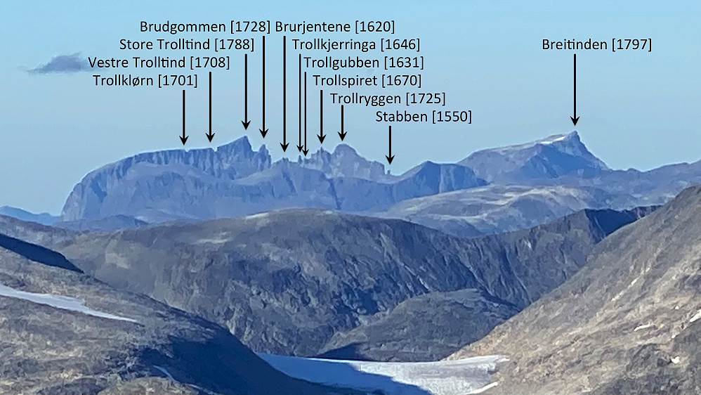 Bilde #23: Når sikten er så klar som den var denne dagen, kan man fra Svartegga se like til Trolltindan i Romsdalen. Her har jeg med mobil-kameraet zoomet inn på denne ikoniske fjellkjeden; på bilde #24 sees hvordan de fremstår langt, langt i det fjerne.