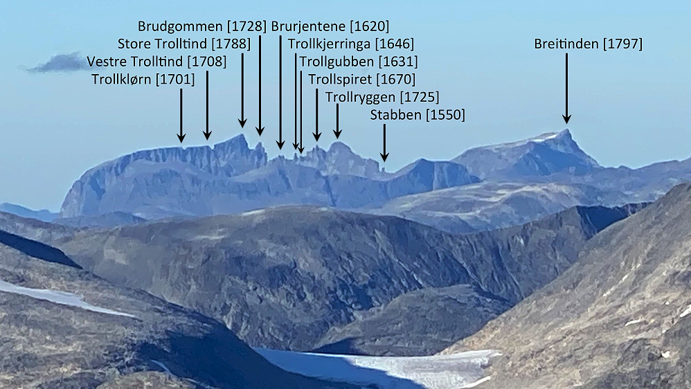 Bilde #23: Når sikten er så klar som den var denne dagen, kan man fra Svartegga se like til Trolltindan i Romsdalen. Her har jeg med mobil-kameraet zoomet inn på denne ikoniske fjellkjeden; på bilde #24 sees hvordan de fremstår langt, langt i det fjerne.