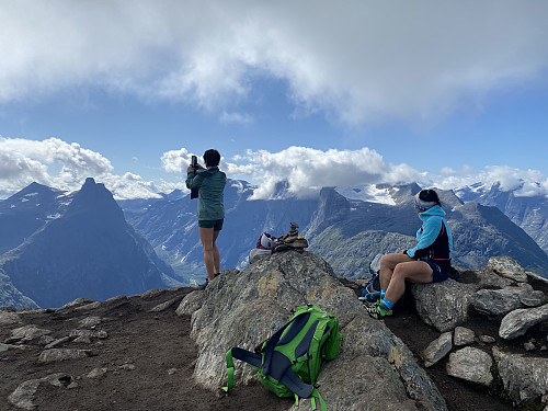 Bilde #22: Rastepause på Mjølvafjellet. På andre siden av Raumadalen sees Adelsbreen, flankert av blant annet Adelsfjellet, Nonshaugen og Soggefjellet.