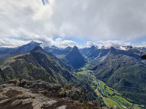 Bilde #26: Utsikt fra Mjølvafjellet utover Raumadalen og tilbake langs Romsdalsegga. Norafjellet og Adelsbreen på andre siden av dalen.