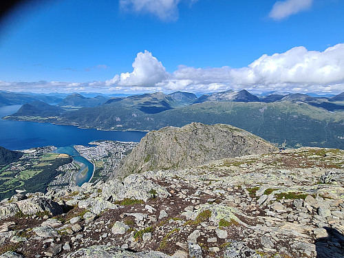 Bilde #27: Utsikt mot Nesaksla, Åndalsnes og Romsdalsfjorden.