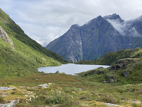 Bilde #1: Ved Svartebottsvatnet [519 m.o.h.], med Nonshaugen [1194] og Soggefjellet med nord- og sørtoppen [hhv. 1335 og 1357 m.o.h.].