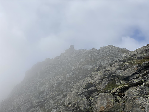 Bilde #8: Toppvarden på Svartebottstinden i sikte.