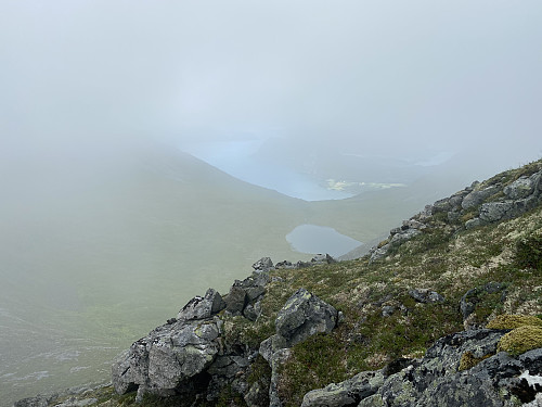 Bilde #12: Plutselig kom jeg imidlertid under skydekket, og fikk øye på Romsdalsfjorden og Storvatnet [587 m.o.h.] i Sjølbotnen.