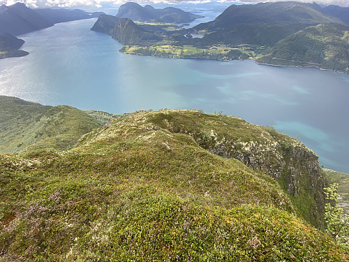Bilde #17: Utsikt fra vestryggen av Mannen nedover mot Romsdalsfjorden.