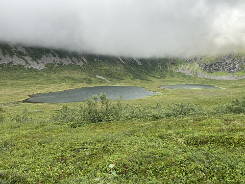 Bilde #24: På vei opp mot ryggen mellom Grisetskolten og Ølmannstinden, med utsikt mot Sjølbotnen og Setrevatna.