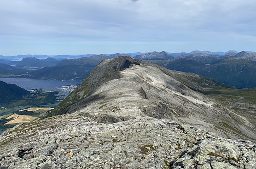 Bilde #6: Utsikt fra Blånebba mot Steinfjellet og Mjølvafjellet. Litt av Åndalsnes sees i det fjerne. Komfort-ruta går nede i dalen til høyre.