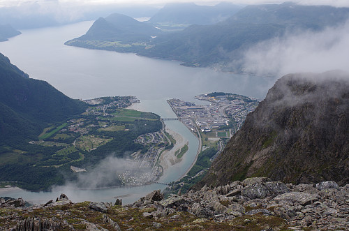 Bilde #11: Utsikt ned mot Åndalsnes. Noe av Høgaksla [991 m.o.h.] sees til høyre i bildet.