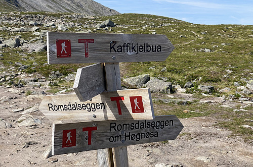 Bilde #12: Skiltet der normal-ruta og komfort-ruta skiller lag. Komfort-ruta er den som er merket "Romsdalseggen om Høgnøsa".