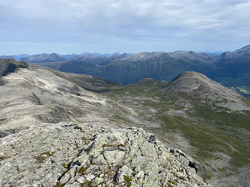 Bilde #14: Utsikt fra Blånebba, med Romsdalseggen til venstre i bildet, og Storhesten til høyre. Komfortruta er stien i dalføret i mellom.