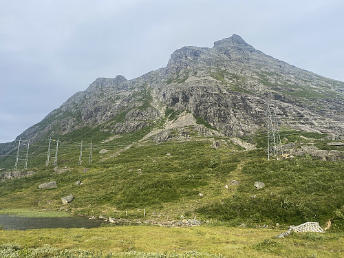 Bilde #21: Blånebba sett fra Naustvika. Ekstremruta går i den tydelige renna oppover i fjellsida. Fjellknausen til venstre i bildet er Holstinden.