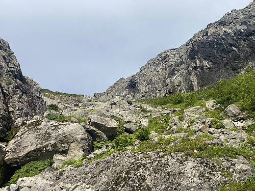 Bilde #22: I renna opp mot skaret mellom Holstinden og Blånebba. Til høyre for renna er det mye fint klatreterreng.