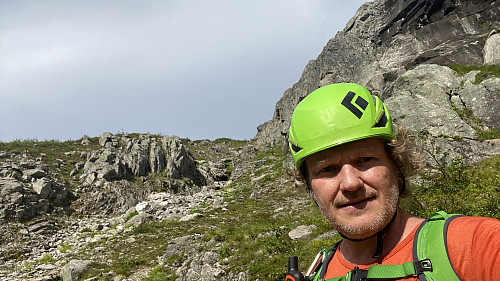 Bilde #23: I øverste del av renna mellom Holstinden og Blånebba. Her er det bratt, og en del løs stein, men ikke så bratt at man er nødt til å klyve eller klatre.