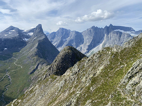 Bilde #25: Utsikt fra sørøstsida av Blånebba mot Holstinden, Litjfjellet og Romsdalshornet.