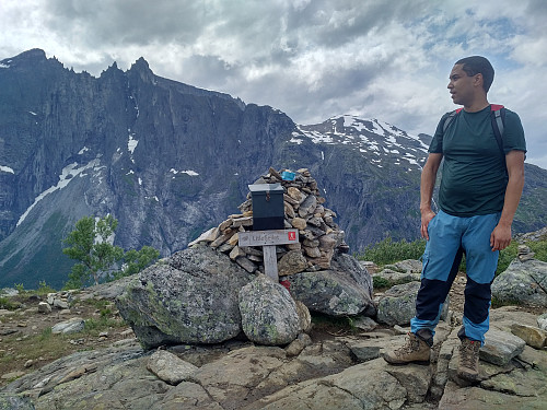 Bilde #27: Dag på Litjefjellet, med Trollveggen i bakgrunnen.