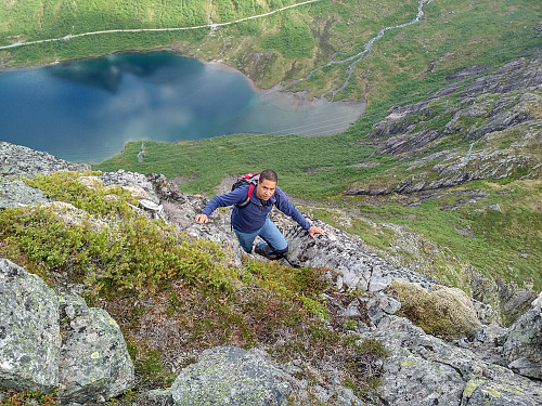 Bilde #29: Min sønn Dag på vei opp på Holstinden i fjor sommer.