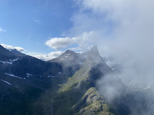 Bilde #32: Utsikt fra Holstinden mot Venjedalen, Litjfjellet og Romsdalshornet.
