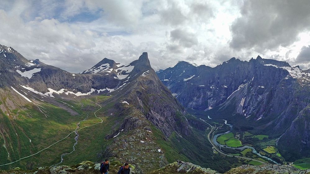 Bilde #33: Panorama-utsitkt fra Holstinden mot Litjfjellet og Romsdalshornet med Venjedalen på venstre side og Raumadalen på høyre side. (Panorama-funksjonen i telefonkameraet jeg brukte setter flere bilder sammen til ett stort, og det har ført til at Dag er kommet med på bildet to ganger).