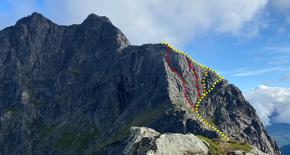 Bilde #34: Blånebba sett fra Holstinden, med noen alternative klyve- og klatreruter tegnet inn. Den gule og den oransje ruta er greie å klyve; de to røde er klatreruter.