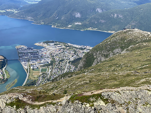 Bilde #39: Utsikt ned mot Åndalsnes. Nesaksla til høyre i bildet.