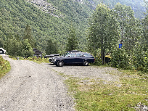 Bilde #1: Fint tilrettelagt parkeringslomme rett ved Rabben.