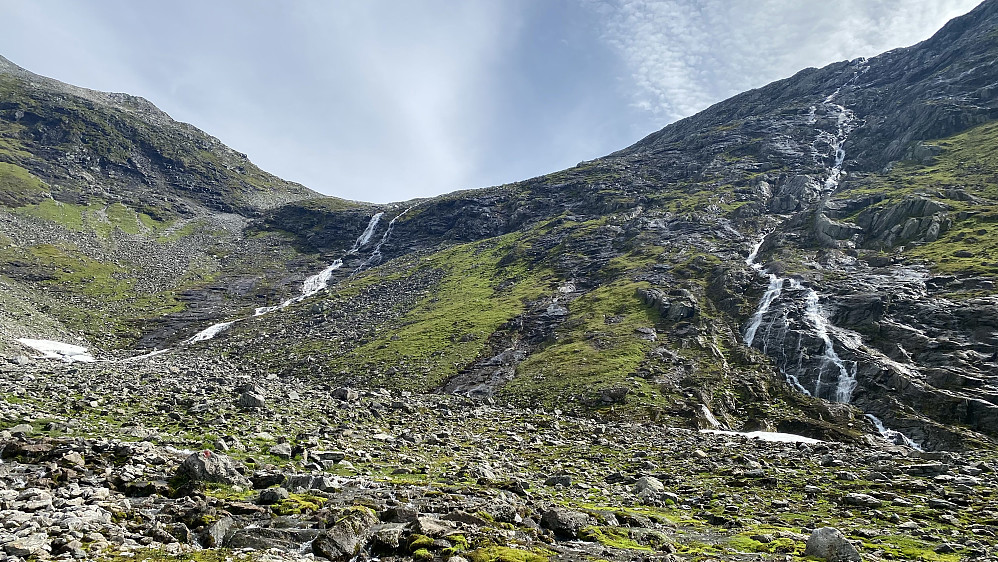 Bilde #7: Like før man kommer opp til Nyheitinden med Nyheibreen og Nyheivatnet, kommer man til denne bratte skrenten, der stien går opp litt til venstre for midt mellom de to fossene (se kart med GPS-tracking).