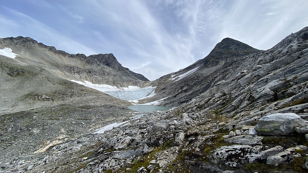Bilde #8: Nyheitinden til venstre, med vatnet og breen nedenfor. Det står ikke på kartene jeg har, men jeg går ut fra at vatnet og breen kanskje heter Nyheivatnet og Nyheibreen(?).
