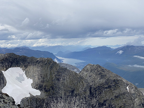 Bilde #10: Utsikt mot Gjurafjellet [1448 m.o.h.] og Nordre Gjurafjellet [1385 m.o.h.], og med Isfjorden i bakgrunnen.