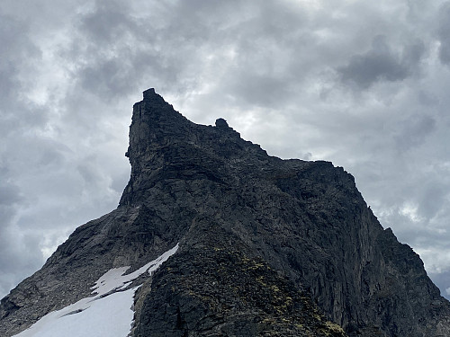 Bilde #11: Det er nokså bratt klyving på nordryggen når man nærmer seg toppen av fjellet.