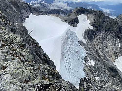 Bilde #12: Bratt fjellside med isbre hengende i fjellsida mellom Gjuratinden og Gjurafjellet. (Og spennende rygg mellom de to toppene).