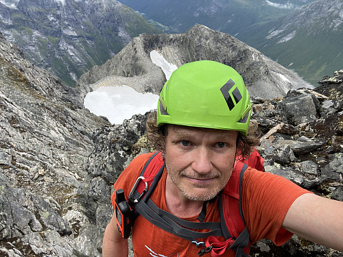 Bilde #15: Og bratt nedover også. Gjurafjellet [1448 m.o.h.] i bakgrunnen.
