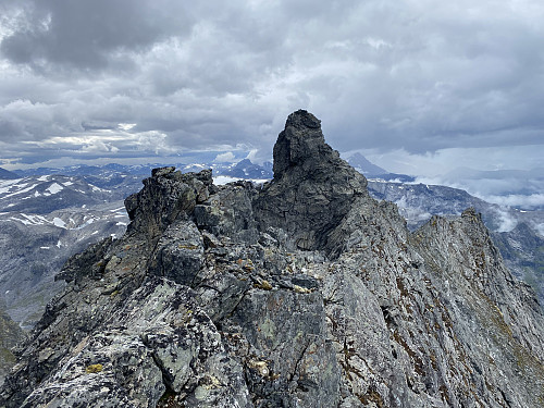 Bilde #16: Utsikt fra nordtoppen [1705 m.o.h.] bort på hovedtoppen [1712 m.o.h.].